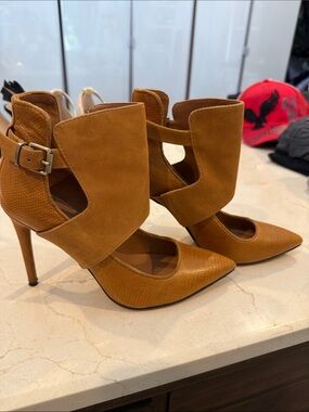 Kenneth Cole Tan Cutout Pointed-Toe Buckle Heels